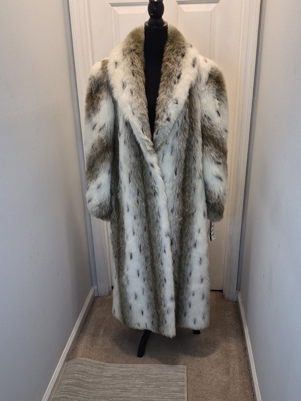 J9- Luxurious Women's Faux Fur Long Coat in White & Brown - sz L NWT